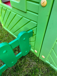 Suur roheline plastist maja (6 foto / 7)