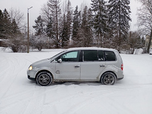 Vw Touran 1.9tdi, 6K-механика, 7 мест (2 фото из 9)