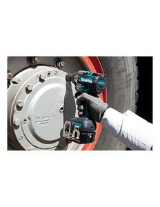 НОВ.18В 1000Нм гайковёрт Makita DTW700Z 6.0Ah aku (2 фото из 3)