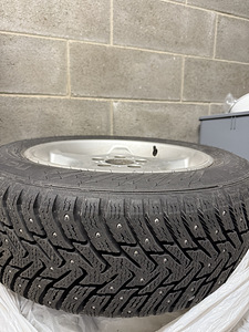 Шины Nokian + диски 5x120 205/60/R16 (2 фото из 5)
