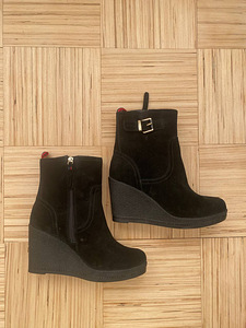 Mustad Tommy Hilfiger seemisnahast platvormkingad (1 foto / 2)