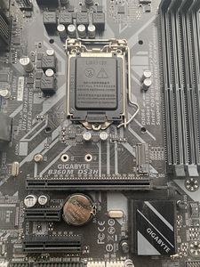 Müüa GIGABYTE B360M DS3H emaplaat (1 foto / 2)