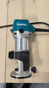 ÜLAFREES SERVAFREES MAKITA RT0702CJ 710W 6-8MM (5 foto / 5)
