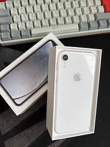 iPHONE XR 64GB (2 foto / 3)