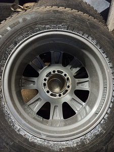 Toyota Land Cruiser 120 valuveljed 18" ja naelrehvid (2 foto / 3)