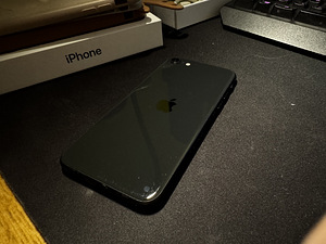 iPhone SE 2020 (3 фото из 5)