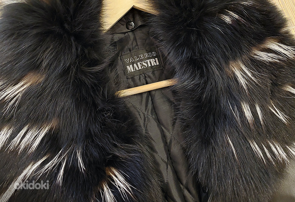 Кожаное пальто с воротником из натурального меха (фото #3)