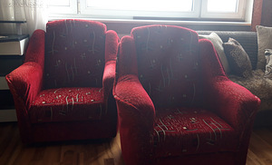 Красные кресла, в отличном состоянии.