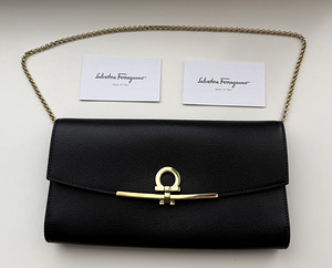 Salvatore Ferragamo , Black (2 foto / 3)