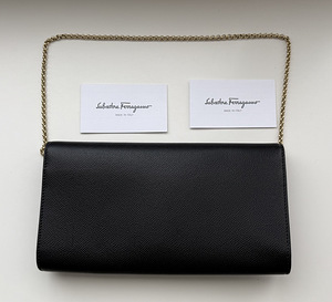 Salvatore Ferragamo , Black (3 foto / 3)