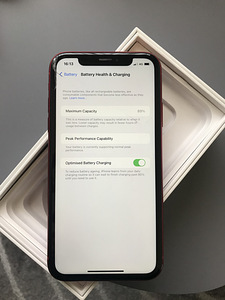 iPhone XR красный 64 ГБ (2 фото из 4)