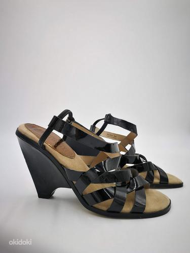 Кожаные лакированные сандалии Ellen Tracy (фото #1)