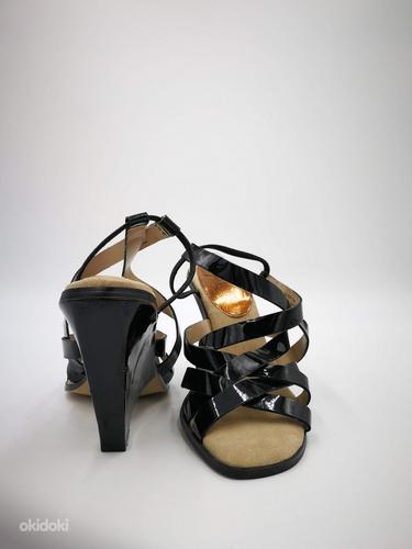 Кожаные лакированные сандалии Ellen Tracy (фото #3)