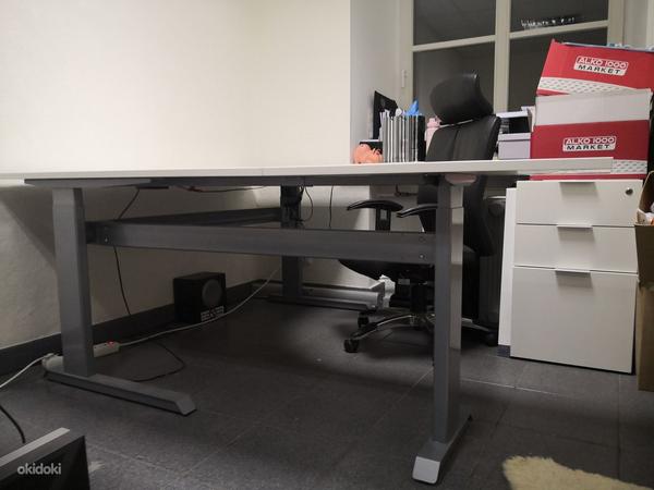 Офисный стол с электронной регулировкой (фото #1)