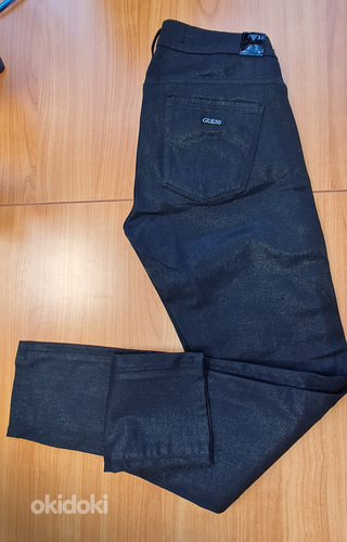 Женские брюки Guess с эффектным черным глянцем, 26 размер (фото #1)