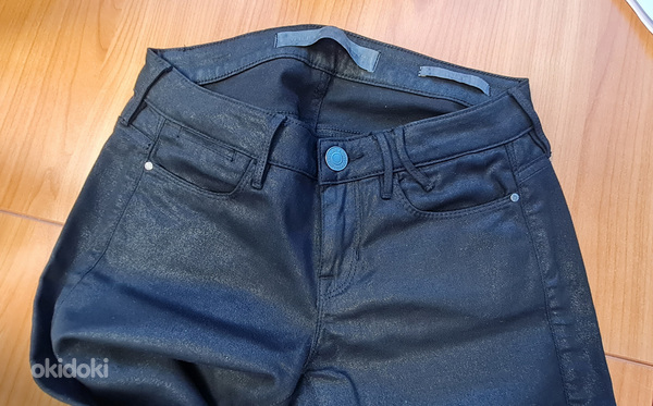 Женские брюки Guess с эффектным черным глянцем, 26 размер (фото #2)