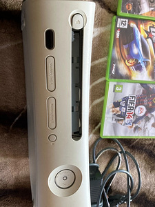 Xbox 360 + 2 juhtkangi + 7 mängu (3 foto / 3)