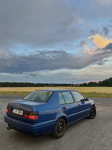 Volkswagen Vento (2 foto / 6)