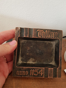 Пепельница, старая коробка конфет
