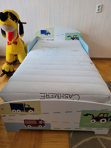 Детская кроватка 140×70 и полка для игрушек