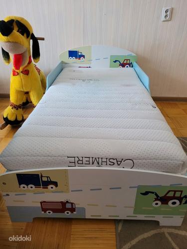Детская кроватка 140×70 и полка для игрушек (фото #1)