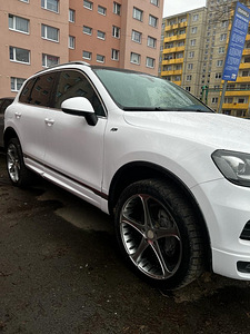 Volkswagen Tuareg 2012 (9 foto / 15)