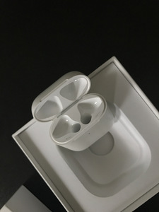 Wireless charging case от AirPods 2 (2 фото из 3)