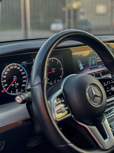 Mercedes-Benz E 220d (10 foto / 15)