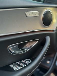 Mercedes-Benz E 220d (13 foto / 15)