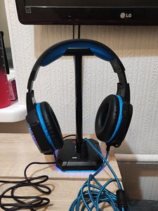 Игровые наушники со стойкой