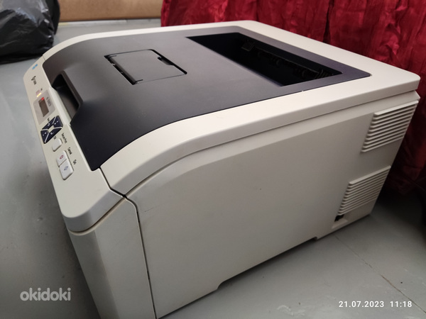 Цветной лазерный принтер (почти новый) (фото #1)
