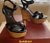 Туфли на платформе из лакированной кожи baldinini для размера 37-37,5