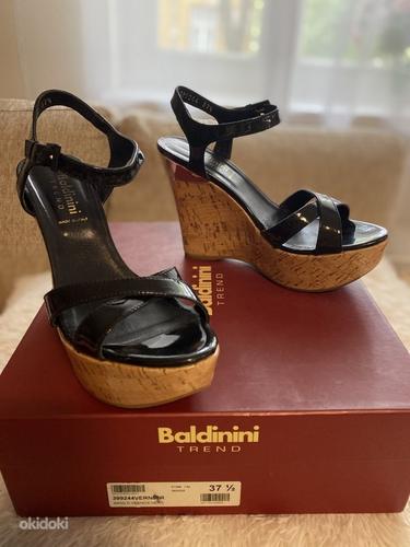 Туфли на платформе из лакированной кожи baldinini для размера 37-37,5 (фото #1)