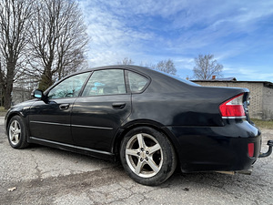 Subaru Legacy 2007 бензин (3 фото из 6)