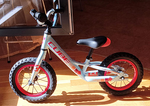 Беговел Cube Balance Bike Sky Blue (4 фото из 5)