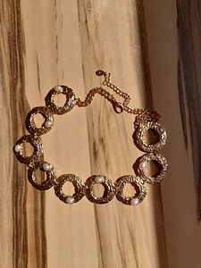 Женское украшение на шею под золото с жемчужными вставками