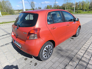 Toyota yaris 1.3 (4 foto / 15)