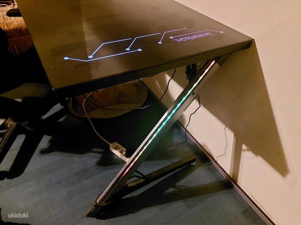 Arvutilaud ja tool (foto #2)