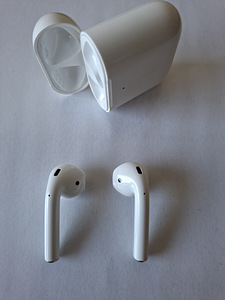 Apple AirPods 2 (3 фото из 4)