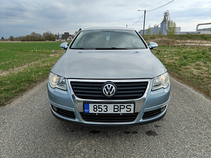 Helesinine automaatkastiga Volkswagen Passat 2005 (8 foto / 15)