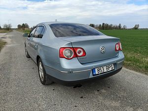 Helesinine automaatkastiga Volkswagen Passat 2005 (4 foto / 15)