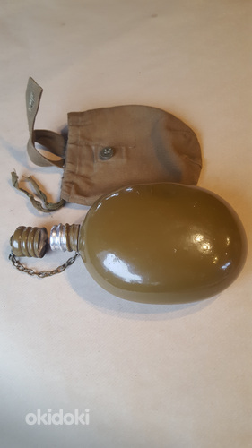 Armee välipudel koos kattega