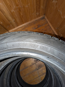 Шины 235/45/R17 Run Flat (2 фото из 2)