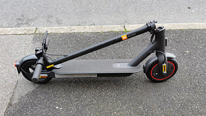 Электрический самокат Xiaomi Mi Electric Scooter Pro 2 (2 фото из 2)