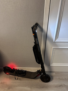 Электросамокат Segway Ninebot ES с дополнительным аккумулятором (2 фото из 9)