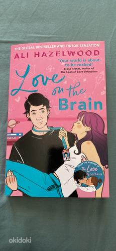 Книга: “Love on the brain” Ali Hazelwood (фото #1)