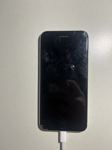 iPhone se 2020 64gb (1 foto / 4)