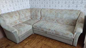 Угловой диван (1 фото из 1)