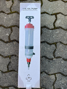 Käsipump (süstal) õli väljalaskmiseks (1 foto / 2)