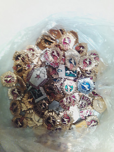 Продам значки (3 фото из 4)